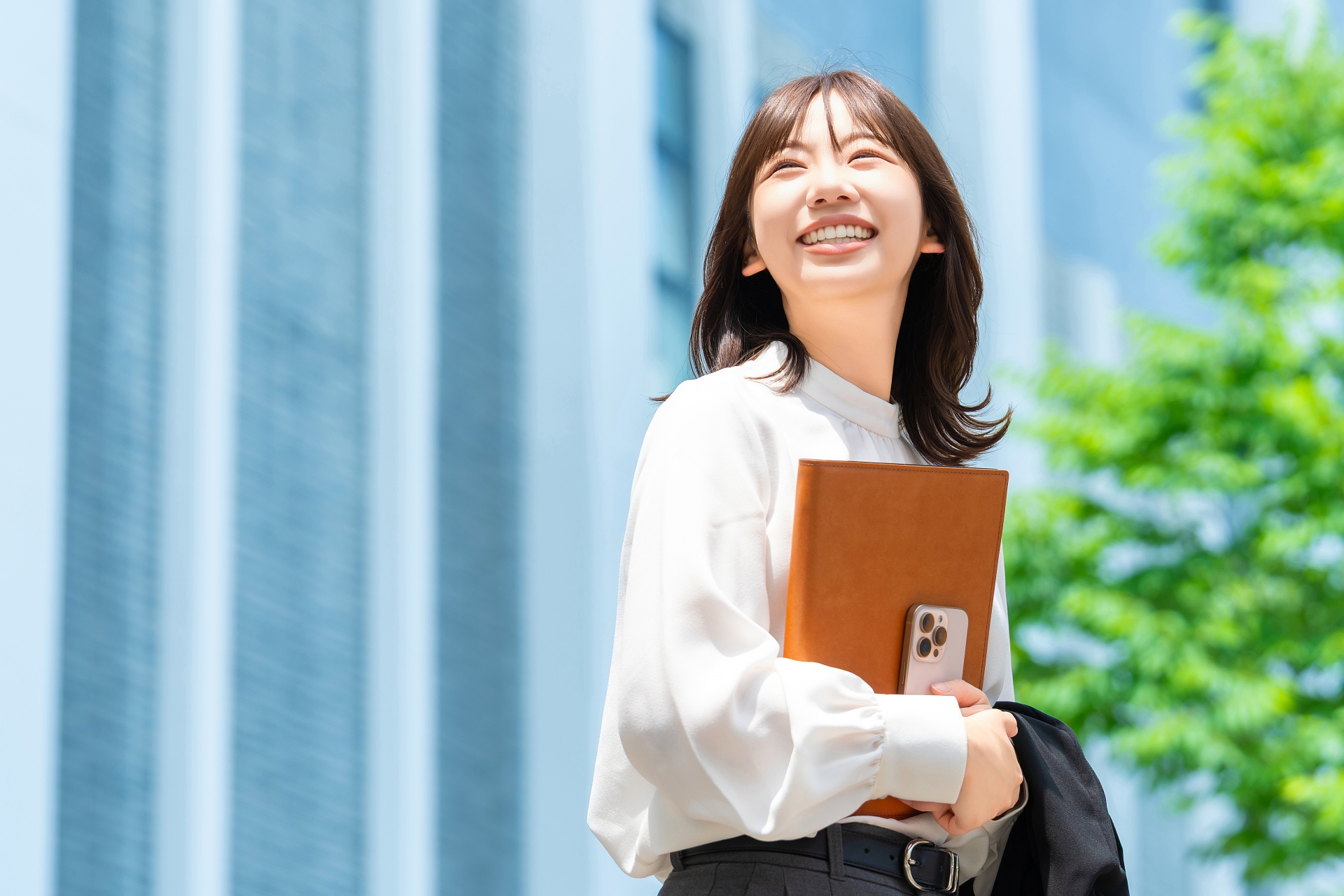夏に外にいる女性ビジネスマンのイメージ