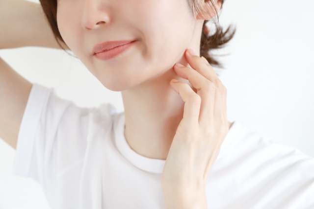 女性がフェイスラインを気にしている画像