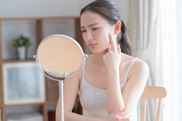 毛穴の開きやニキビ跡に悩む女性